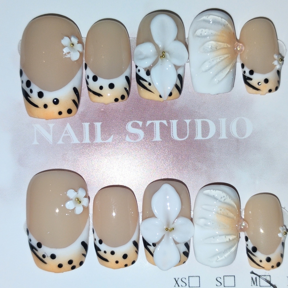 Chic Floral Press-On Nails - Tan and White